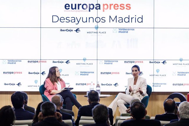 (I-D) La delegada de la Comunidad de Madrid en Europa Press, Cristina de la Rica y la candidata de Vox a la Presidencia de la Comunidad de Madrid, presidenta de Vox Madrid y portavoz de Vox en la Asamblea de Madrid, Rocío Monasterio, durante un desayuno i