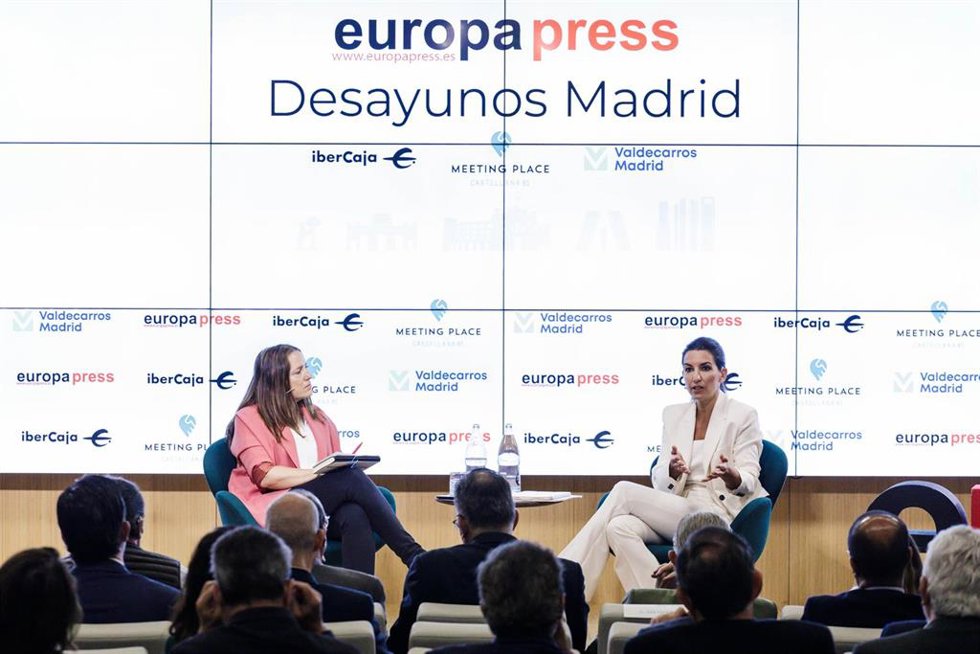 (I-D) La delegada de la Comunidad de Madrid en Europa Press, Cristina de la Rica y la candidata de Vox a la Presidencia de la Comunidad de Madrid, presidenta de Vox Madrid y portavoz de Vox en la Asamblea de Madrid, Rocío Monasterio, durante un desayuno