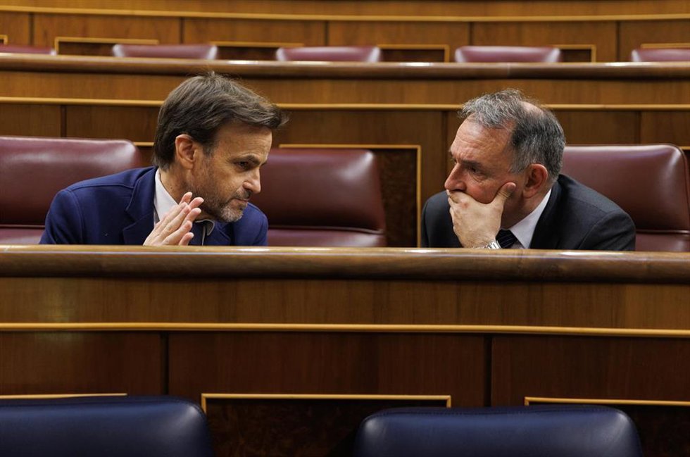 Archivo - El presidente del grupo confederal y dirigente de En Comú Podem, Jaume Asen (i), y el portavoz parlamentario de IU, Enrique Santiago (d),  conversan durante una sesión plenaria en el Congreso de los Diputados, a 7 de marzo de 2023, en Madrid (
