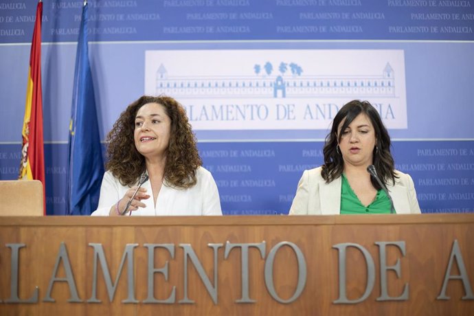 La portavoz del grupo parlamentario Por Andalucía,  Inmaculada Nieto (i), acompañada por la co-portavoz de Verdes Equo Andalucía, Mar González (d) durante la ronda de ruedas de prensa de portavoces de los grupos parlamentarios con motivo de la reunión d