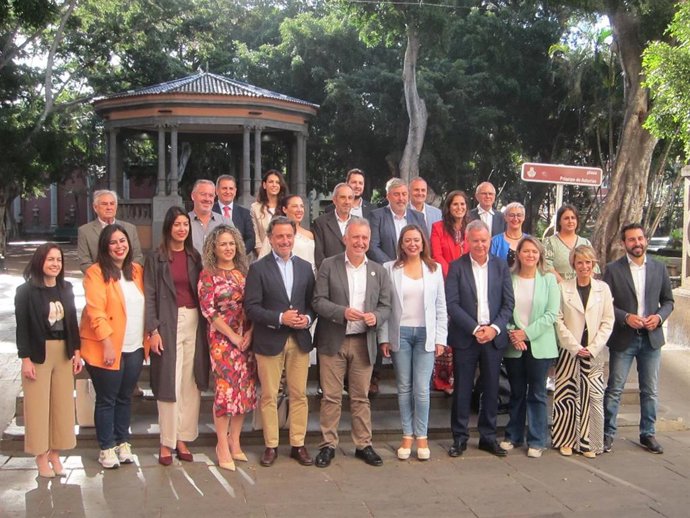 El candidato del PSOE a la Presidencia, Ángel Víctor Torres, con candidatos insulares y regionales