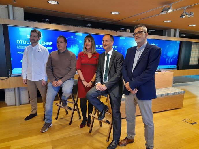 Elena Alemán y Gonzalo Franco, junto al resto de asistentes a la presentación del #OTDChallenge 2023