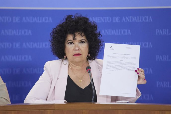 La presidenta del Grupo Mixto-AdelanteAndalucía, Maribel Mora, este miércoles en rueda de prensa, exhibe el escrito que el SAS remite a los profesionales para la renuncia a limitar las consultas programadas. 