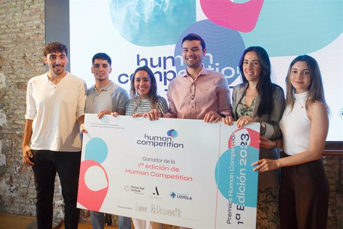 Grupo de alumnos de la Universidad Loyola que han participado en la competición organizada por la Fundación Human Age Institute.