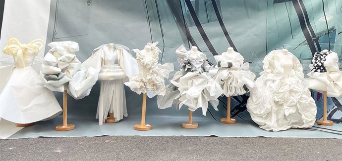 Archivo - Las banderolas publicitarias del IVAM se transforman en bolsos de diseño y vestidos en un proyecto con Barreira