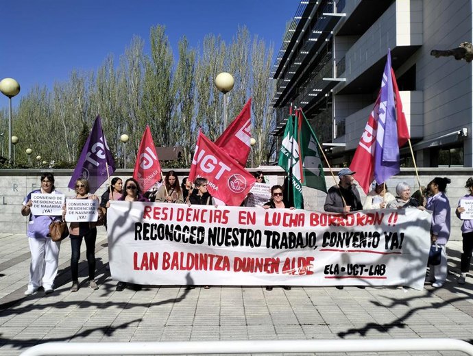 Concentración de ELA, UGT y LAB ante la residencia La Vaguada