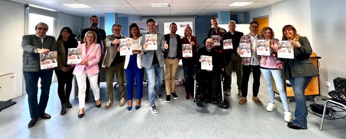El candidato a la reelección en la Alcaldía de Burgos, Daniel de la Rosa, junto a miembros de su candidatura en la presentación del programa electoral socialista.