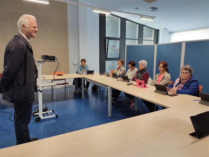 La Biblioteca Rafael Azcona ofrece talleres gratuitos de alfabetización digital y acceso a las nuevas tecnologías para mayores de 65 años