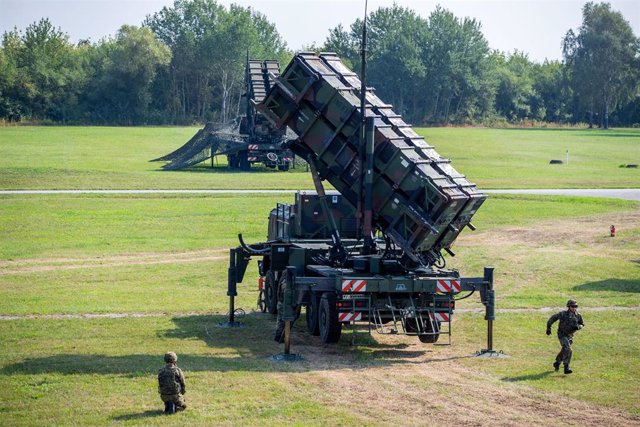 File - Soldiers of the 21st Air Defense Missile Group of the German Air Force setting up an anti-aircraft defense position