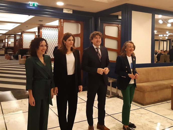 Nora Abete, Maider Etxebarria, Eneko Andueza y Marisol Garmendia en un desayuno informativo en Bilbao.