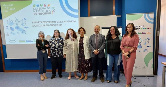 Las doctoras Serrano y Sánchez, coordinadoras de la jornada y directoras de la Cátedra 5P, junto a los ponentes de la misma.