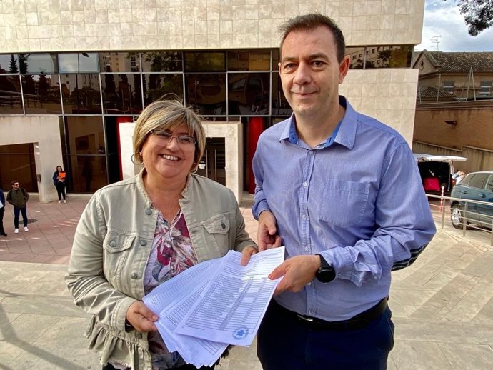 El secretario de Política Municipal del PSOE de Granada, Manuel García Cerezo, junto a la presidenta del PSOE de Granada, Ana Muñoz.