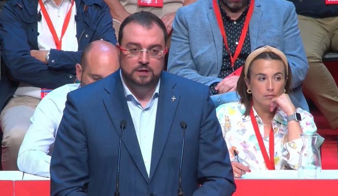 Archivo - El secretario general de la FSA-PSOE y presidente del Principado, Adrián Barbón