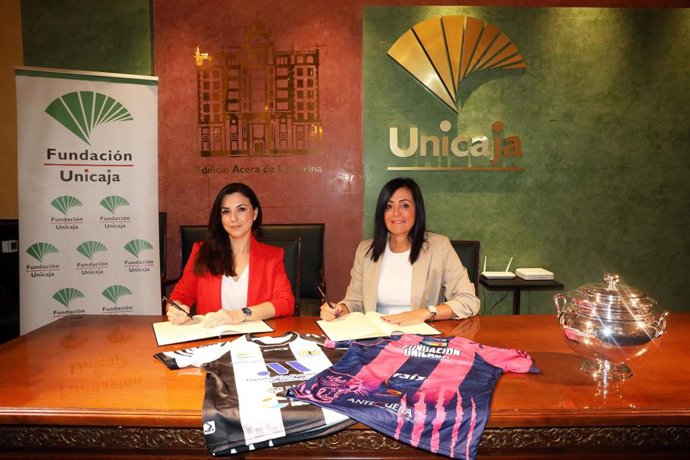 La directora de División de Actividades, Comunicación e Imagen de la Fundación Bancaria Unicaja, Cristina Rico, y la presidenta del Club Balonmano Femenino Málaga Costa del Sol, María José Moreno, en la firma de un acuerdo