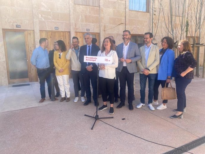 La secretaria general del PSIB, Francina Armengol, acompañada del secretario de Estado de Transportes, Movilidad y Agenda Urbana del Gobierno de España, David Lucas; y el alcalde de Palma, José Hila, durante un acto del partido en Palma.