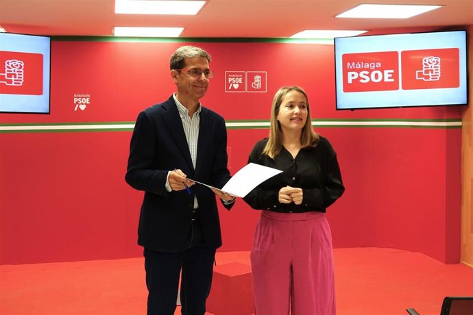 La parlamentaria socialista Alicia Murillo, y el coordinador del Comité Electoral Provincial del PSOE, Cristóbal Fernández, en rueda de prensa