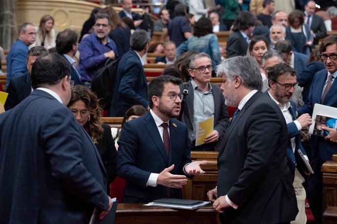 El presidente de la Generalitat, Pere Aragons, con el presidente de Junts en el Parlament, Albert Batet