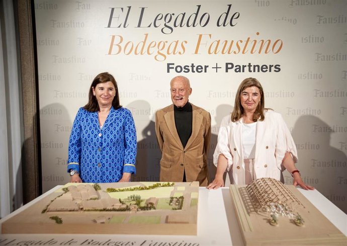 La presidenta de Familia Martínez Zabala, Carmen Martínez Zabala, la consejera delegada de Familia Martínez Zabala, Lourdes Martínez Zabala, y el arquitecto Norman Foster en la presentación de El Legado de Bodegas Faustino
