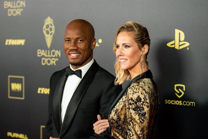 Archivo - Didier Drogba junto a Sandy Heribert antes de la gala del Balón de Oro 2022