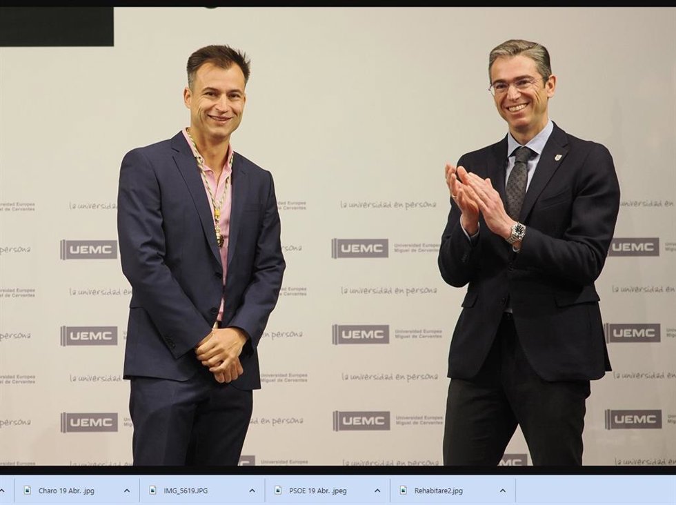 La UEMC otorga su primera medalla de honor a Alberto Gutiérrez Pascua (a la izda)l, fundador y CEO de Civitatis