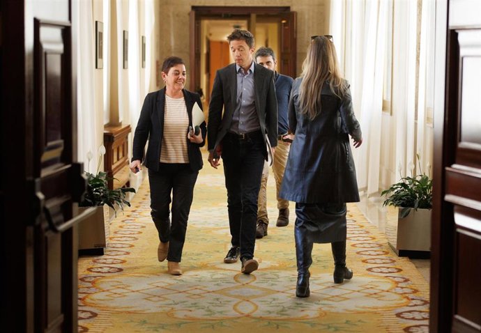 La diputada de EH Bildu Mertxe Aizpurua y el líder de Más País, Iñigo Errejón, a su llegada a una reunión de la Junta de Portavoces, en el Congreso de los Diputados, a 18 de abril de 2023, en Madrid (España).