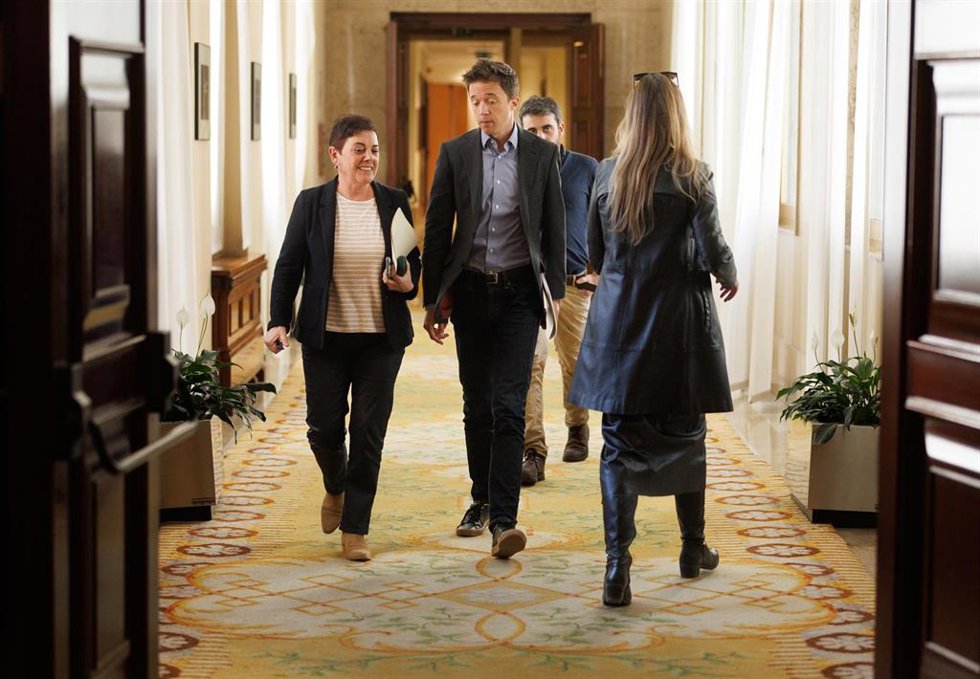 La diputada de EH Bildu Mertxe Aizpurua y el líder de Más País, Iñigo Errejón, a su llegada a una reunión de la Junta de Portavoces, en el Congreso de los Diputados, a 18 de abril de 2023, en Madrid (España).