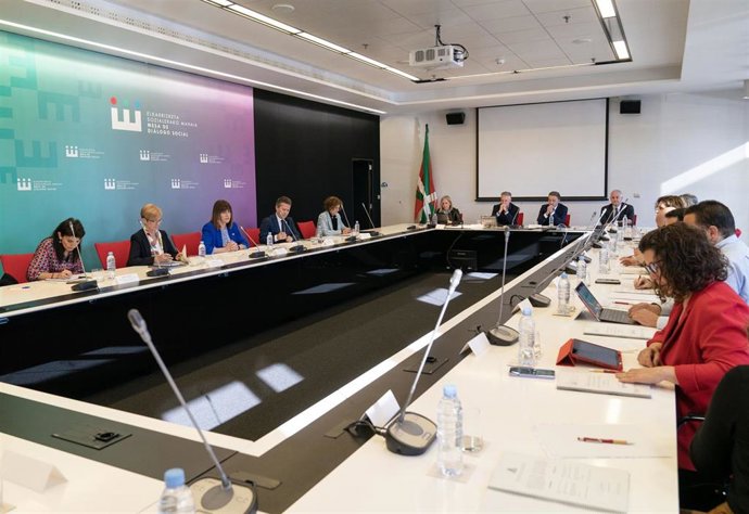 El Gobierno Vasco, los sindicatos CCOO y UGT, y la patronal Confebask han acordado la creación de un grupo de trabajo que analice el impacto del reto demográfico en el empleo
