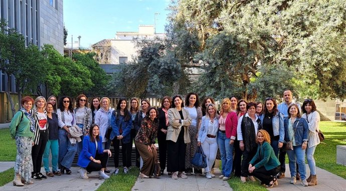 En el centro de la imagen, las diputadas de Cohesión Social e Igualdad y de Presidencia junto a los ponente y técnicas de los PIM.