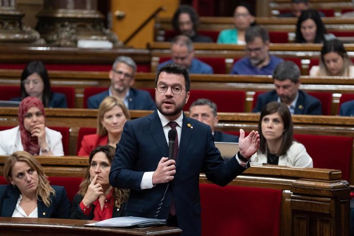 El presidente de la Generalitat, Pere Aragons, en el pleno del Parlament