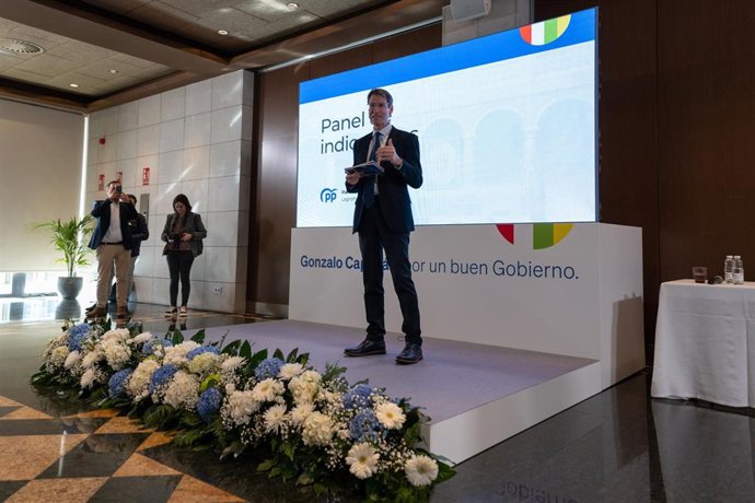 El candidato del PP a la presidencia de La Rioja, Gonzalo Capellán, interviene durante una conferencia bajo el título Hagamos florecer La Rioja