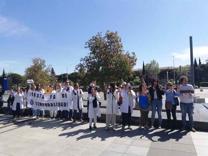 Médicos en huelga irrumpen en un acto de Almeida cerca de La Paz