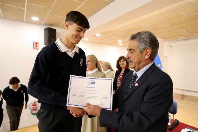 El presidente de Cantabria, Miguel Ángel Revilla, entrega el premio del Parlamento Europeo al colegio Torreánaz