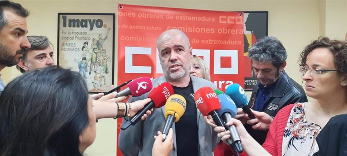 El secretario confederal de CCOO, Unai Sordo, atiende a los medios en Badajoz