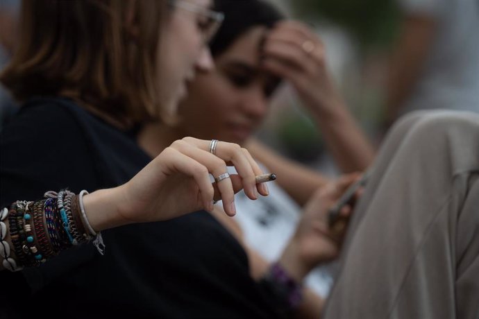 Archivo - Varios jóvenes fuman en las inmediaciones del colegio Pia Balmes, que la nueva normativa del Govern convertirán en espacio libre de humo, a 23 de septiembre de 2022, en Barcelona, Catalunya (España). 