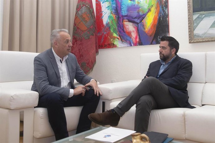 El presidente de Diputación, Juan Carlos Ruiz Boix, reunido con el delegado especial del Estado en la Zona Franca de Cádiz, Fran González