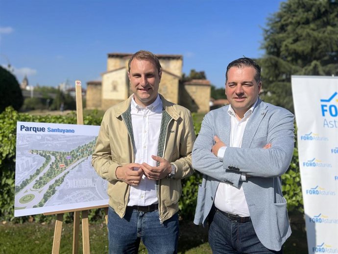 El candidato de Foro Asturias a la alcaldía de Oviedo, Carlos Suárez, y el secretario general de Foro Asturias y candidato a la presidencia del Principado de Asturias, Adrián Pumares presentan en Oviedo el proyecto 'Parque Santuyano'.