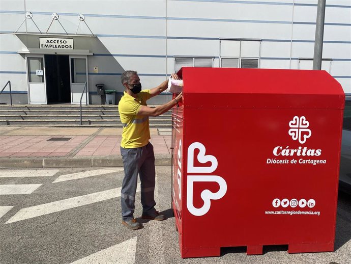 Archivo - Contenedor para ropa de Cáritas.