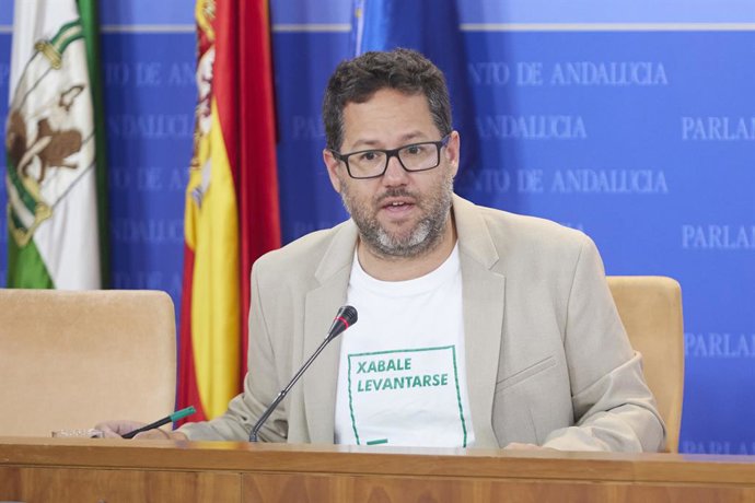 El portavoz del Grupo Mixto-AdelanteAndalucía, José Ignacio García, durante la ronda de ruedas de prensa de portavoces de los grupos parlamentarios con motivo de la reunión de la Mesa y de la Junta de Portavoces en el Parlamento de Andalucía, a 19 de ab