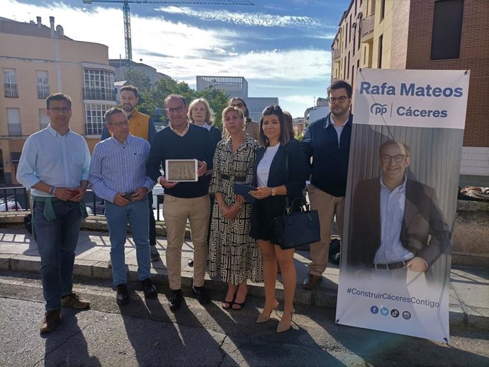 El candidato a la alcaldía de Cáceres por el PP, Rafael Mateos, junto a otros miembros de su candidatura