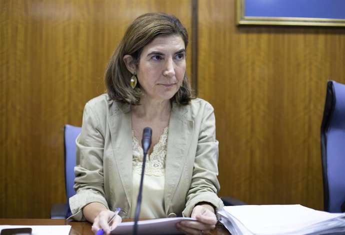 La consejera de Empleo, Empresa y Trabajo Autónomo, Rocío Blanco, a su llegada a la Comisión parlamentaria. A 19 de abril de 2023, en Sevilla (Andalucía, España).