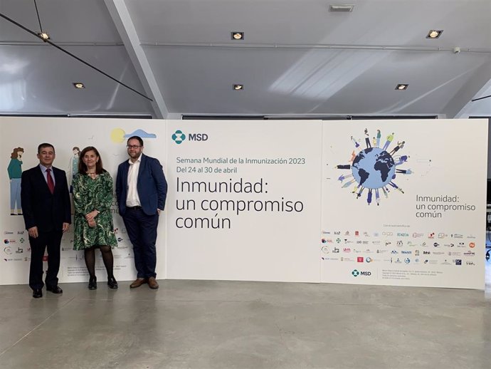De izquierda a derecha: El director médico de vacunas de MSD, Gonzalo Férnandez; la jefa de Medicina Preventiva del Hospital 12 de Octubre, la doctora Pilar Arrazola; y el presidente de la AEV, Jaime Pérez.