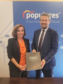 El portavoz adjunto del Grupo Parlamentario Popular en el Congreso de los Diputados, Jaime de Olano, y la secretaria general de Marcas de Restauración, Adriana Bonezzi, Adriana Bonezzi