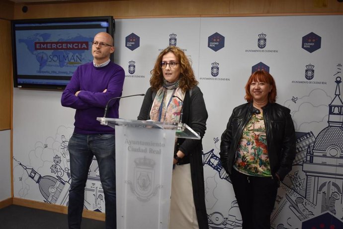 El director de Solman, Gustavo González; la técnica de proyecto, Prado Cañizares; y la concejala de Cooperación Internacional del Ayuntamiento de Ciudad Real, Matilde Hinojosa.