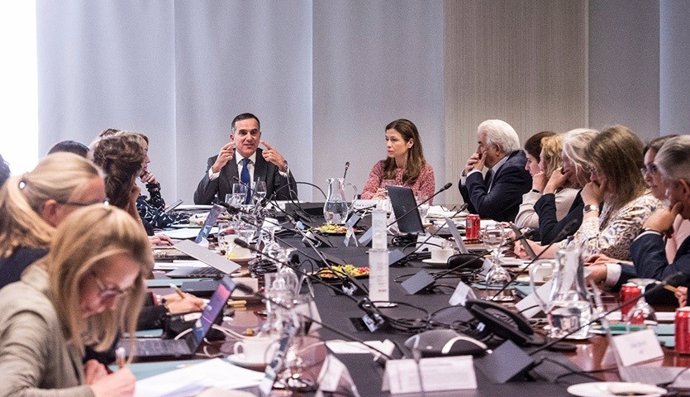 En el centro, la directora de la Agencia Española de Medicamentos y Productos Sanitarios (AEMPS), María Jesús Lamas, y el director general de Farmaindustria, Juan Yermo, en una reunión en la sede de la patronal en Madrid.