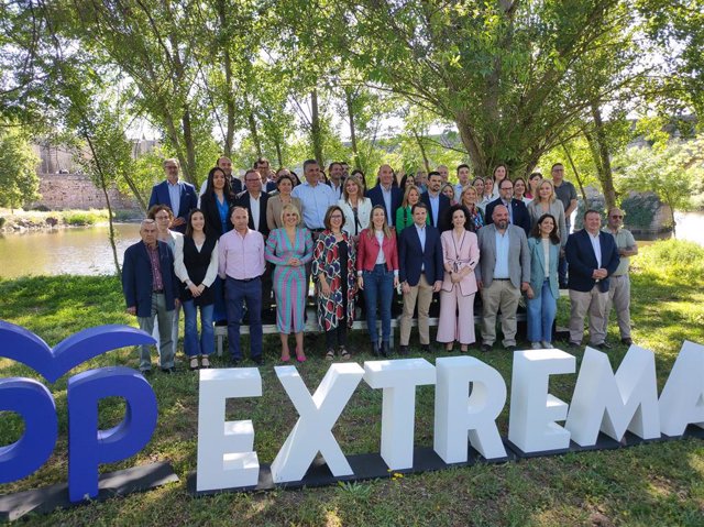 Guardiola junto con miembros de su candidatura para las elecciones en Extremadura el próximo 28 de mayo.