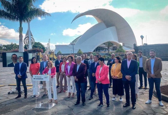La candidata de Coalición Canaria (CC) a la Presidencia del Cabildo de Tenerife, Rosa Dávila, ha presentado hoy miércoles al equipo que le acompaña en la lista para "devolver a Tenerife el impulso y protagonismo que ha perdido en estos años".