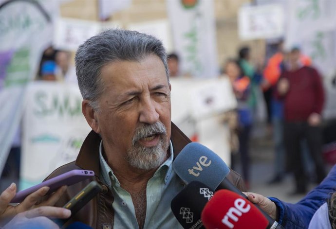 El presidente del Sindicato Medico Andaluz, Rafael Carrasco, atiende a los medios.