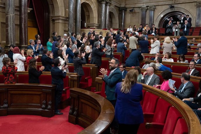 El pleno del Parlament aplaudiendo tras la aprobación del Proyecto de ley de creación de la comarca del Lluans