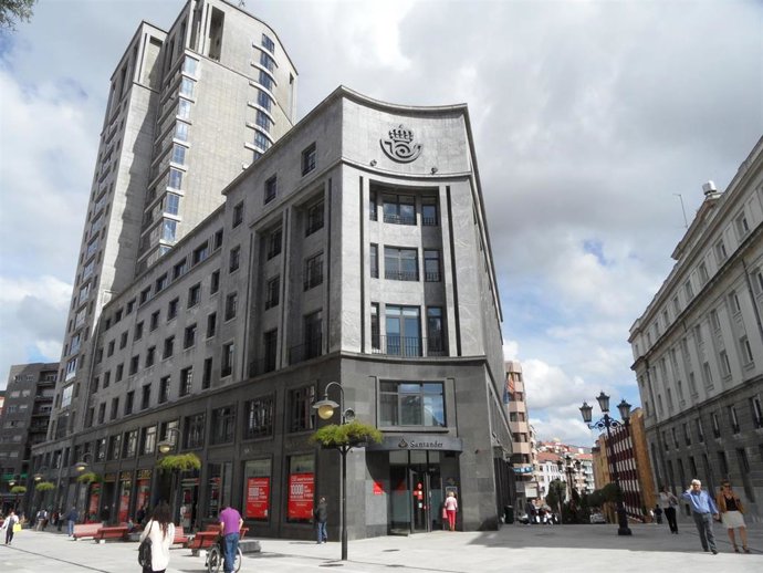 Archivo - Imagen de archivo del edificio de oficinas de Correos en Oviedo