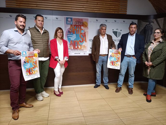La diputada delegada de Turismo, Patricia Valle, presenta junto a varios alcaldes y la presidenta de Artesanex el II Festival de los Oficios, que este año llegará a seis municipios de Cáceres